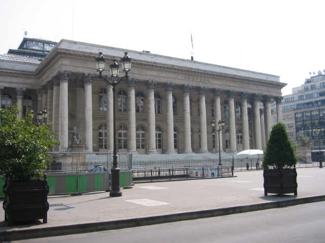 Bourses : le CAC 40 résiste grâce aux résultats trimestriels, Wall Street recule sous la pression du Moyen-Orient